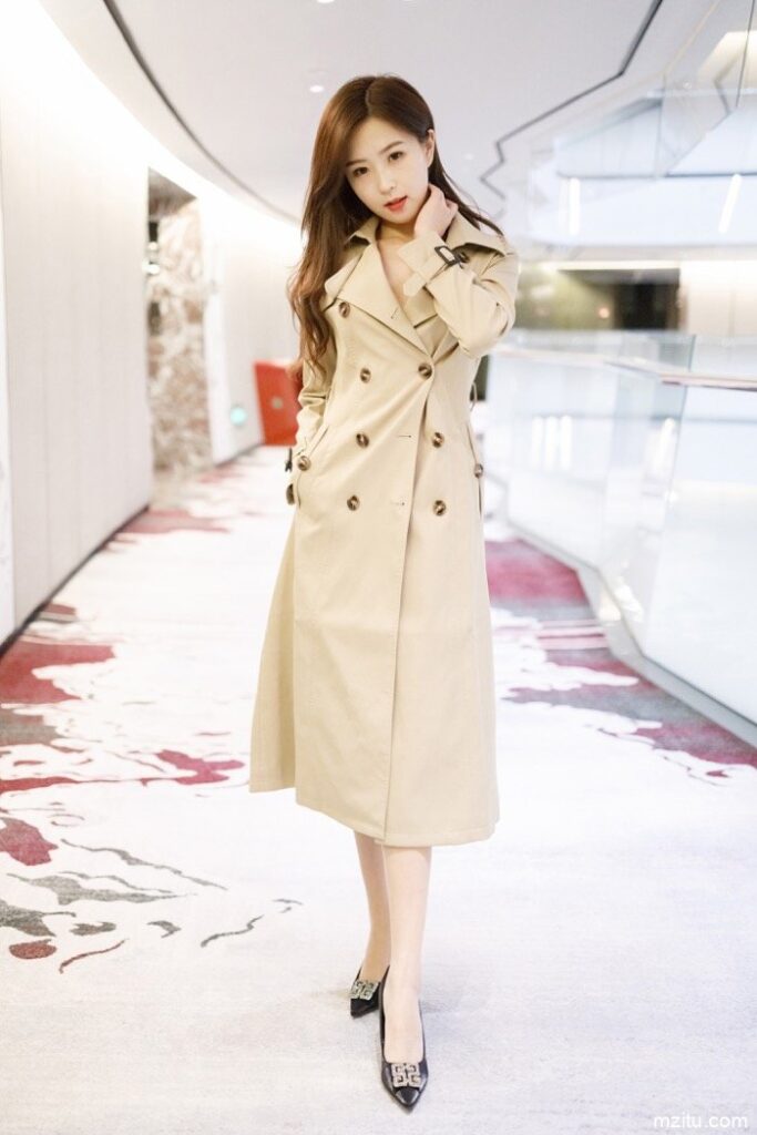 紧身牛仔裤烫发女孩逛商场【124】00026-七七小屋