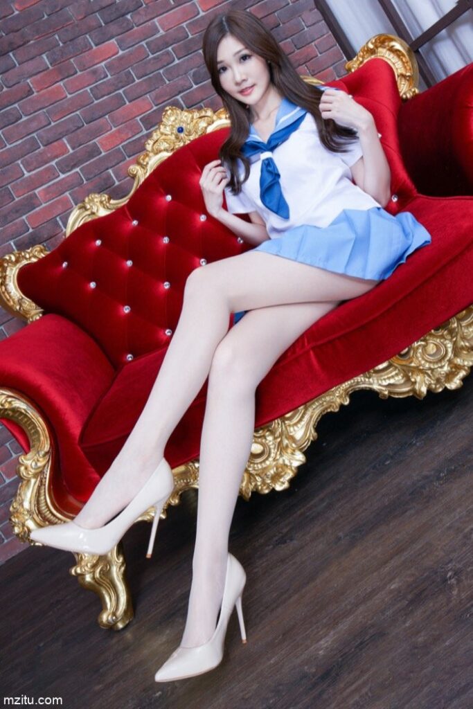 成熟迷人的美少妇，美腿纤细白皙真性感-七七小屋