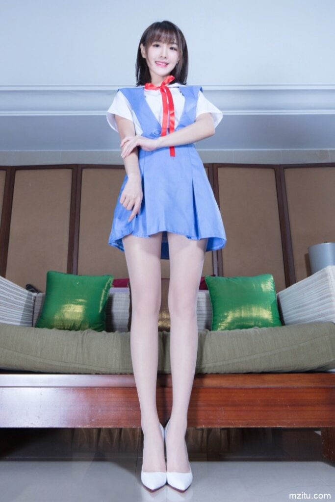 台湾妹子好甜美，一双大白腿让人移不开眼！-七七小屋