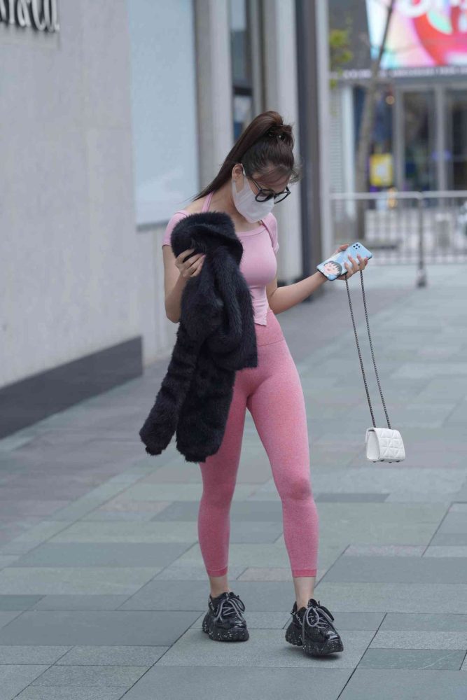 粉红色瑜伽裤的眼镜妹妹【93P】04019-七七小屋