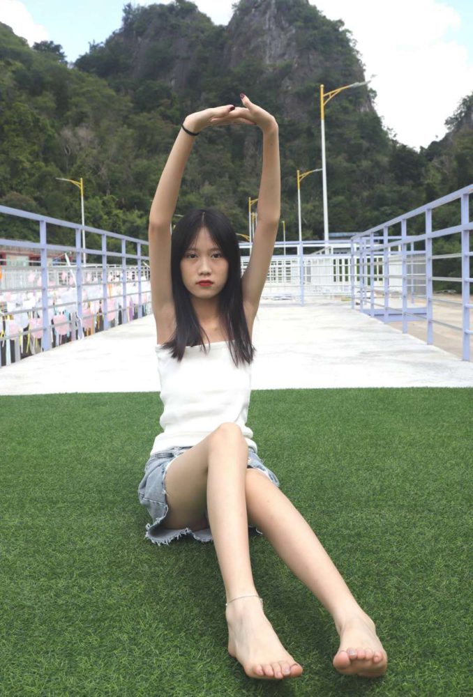 坐在草地上的长发女孩【172P】20012-七七小屋