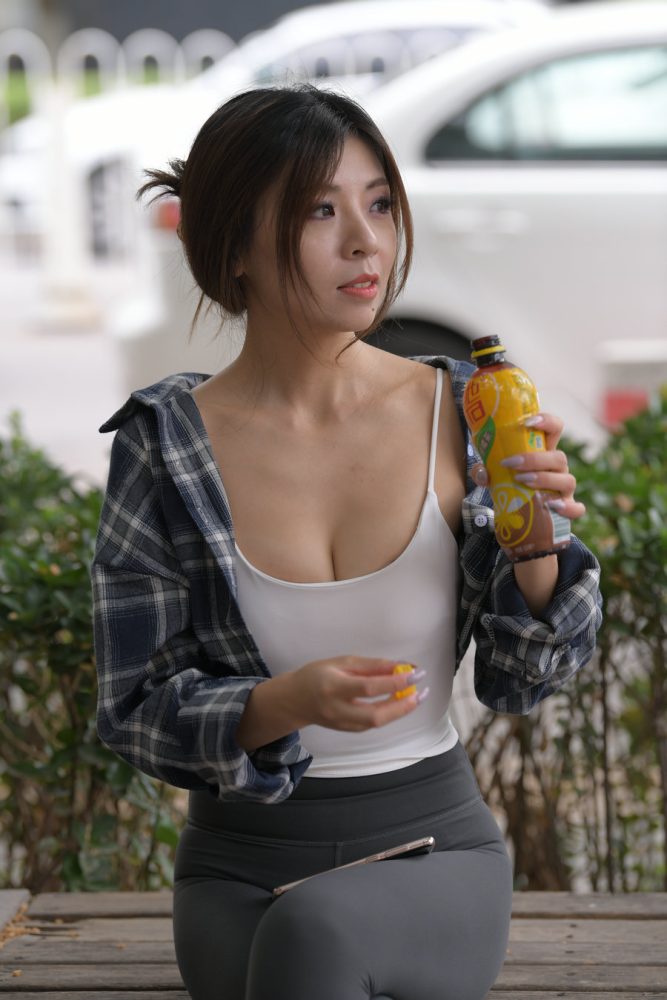 喝饮料的瑜伽裤女孩J2242 383P1V-17.5GB-七七小屋