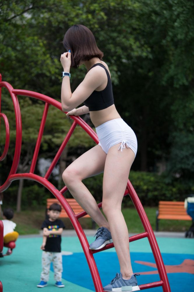 在户外玩耍的白色短裤漂亮姑娘【239P】00061-七七小屋