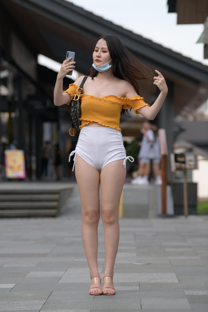 图片[1]-高腰白色短裤的漂亮女孩【767P】00065-七七小屋