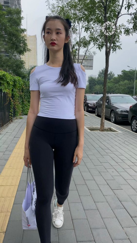 黑色瑜伽裤逛街的女孩J4000 MP4-7.76GB-七七小屋