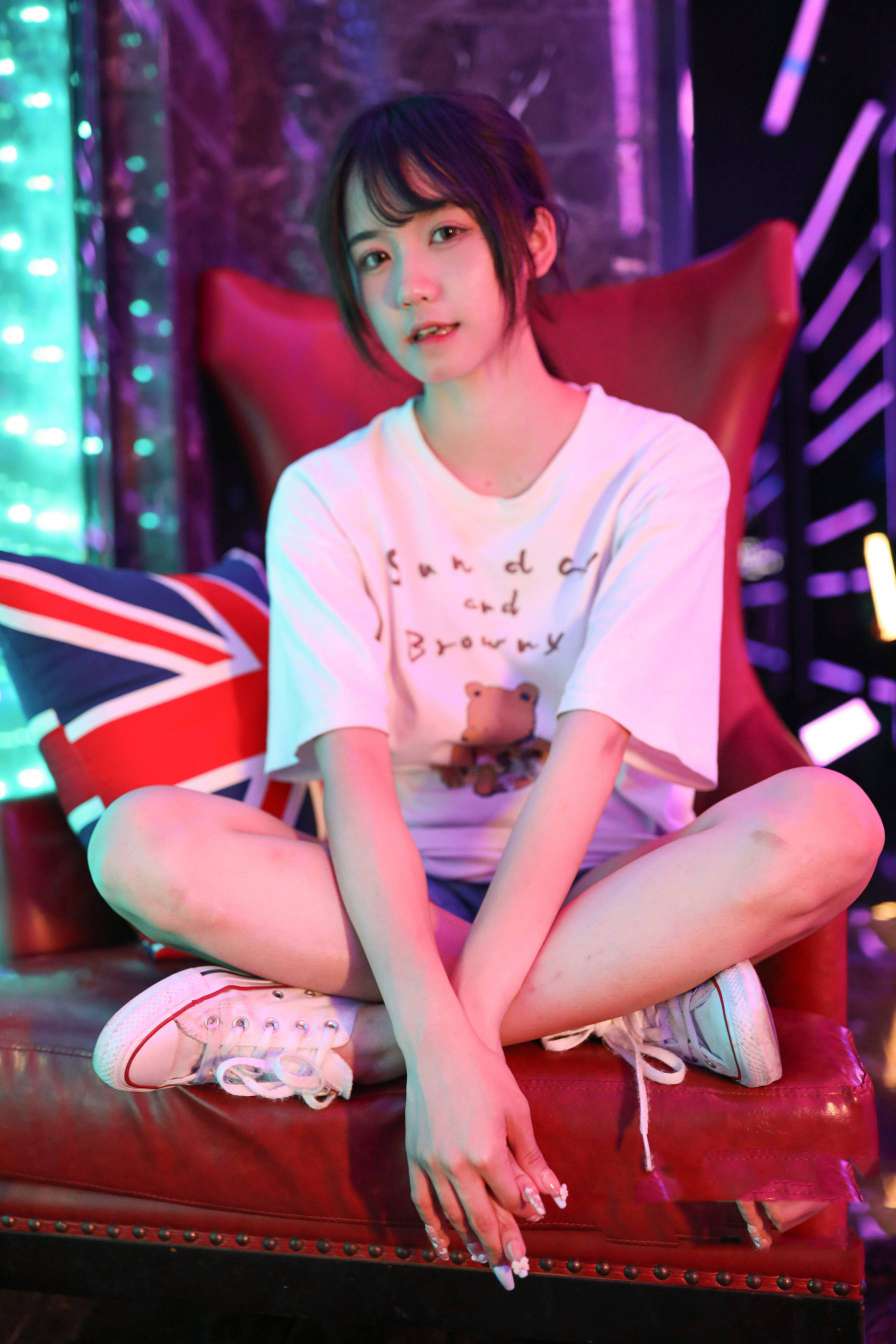 图片[2]-KTV里唱歌的长腿帆布鞋女孩【102P】20015-七七小屋