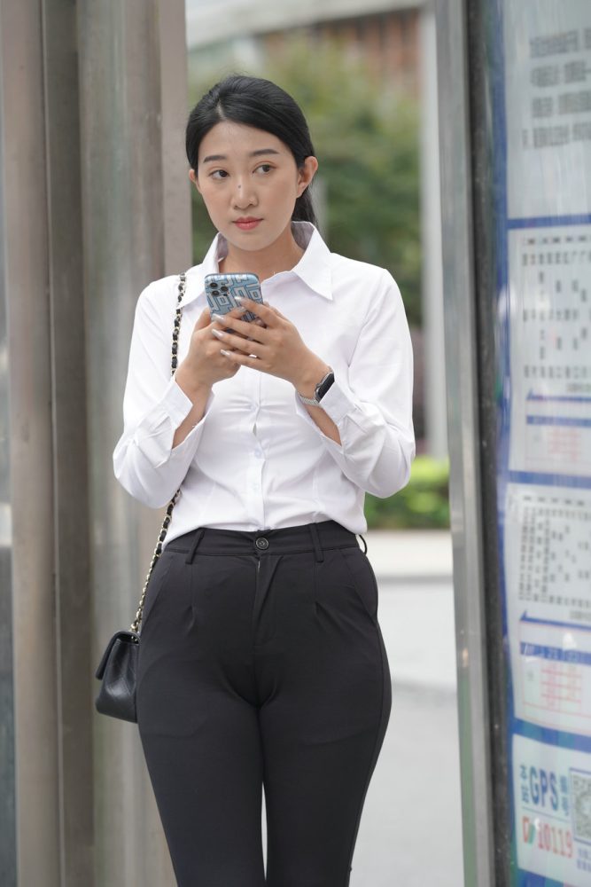 图片[3]-等公交的制服女人J2130 976P2V-29.5GB-七七小屋