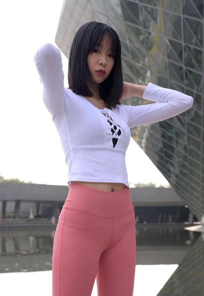 粉色瑜伽裤年轻女孩 J1311 417P17V-14.9GB-七七小屋