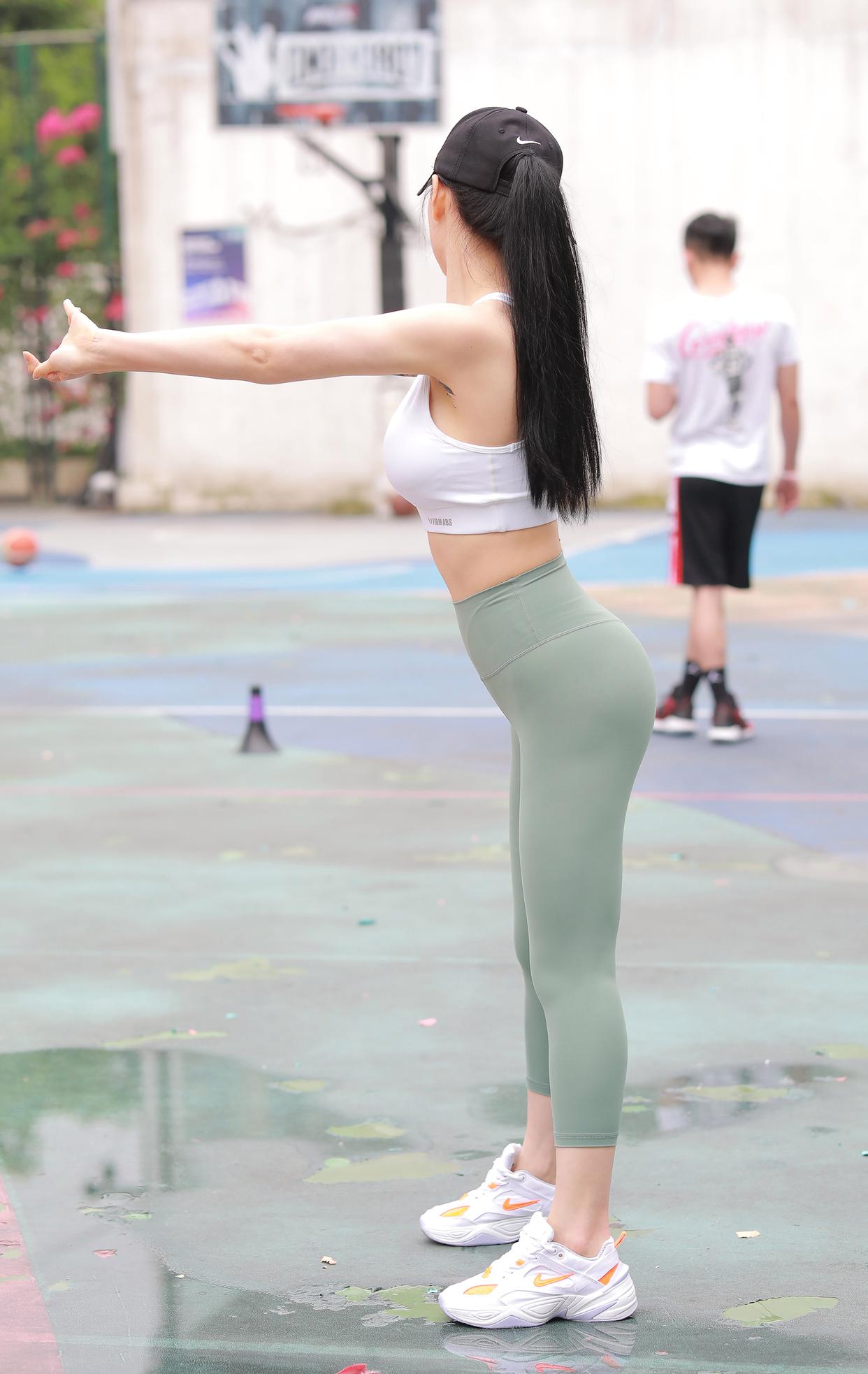 图片[1]-打扮很休闲的瑜伽裤女孩 J1600 415P3V-10.4GB-七七小屋