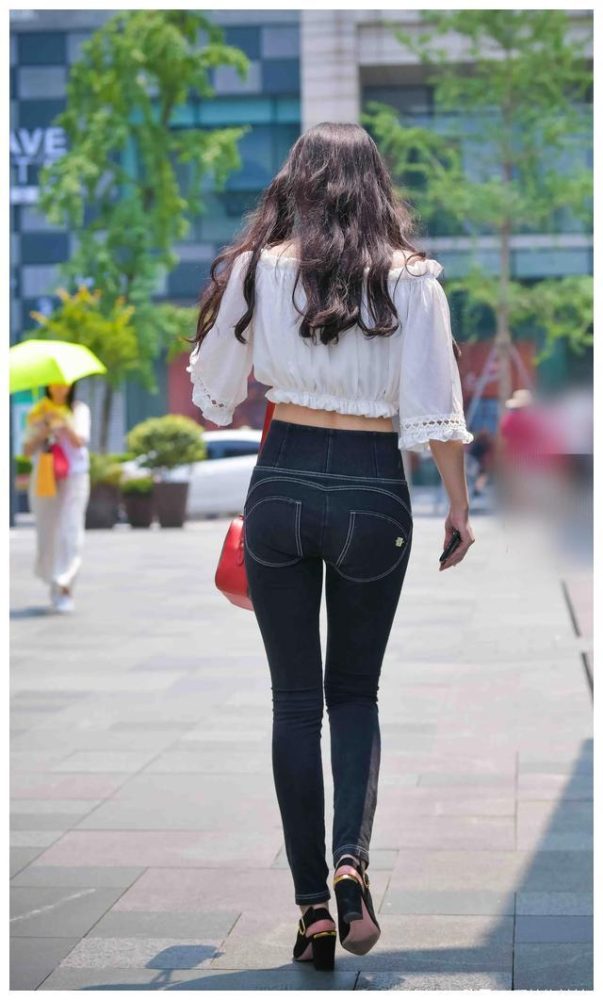 紧身牛仔裤卷发姑娘 J1726 103P-2.28GB-七七小屋