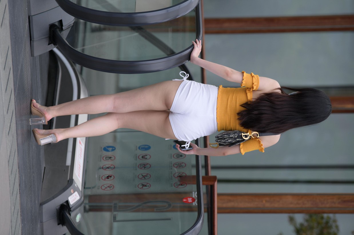 图片[3]-高腰白色短裤的漂亮女孩【767P】00065-七七小屋