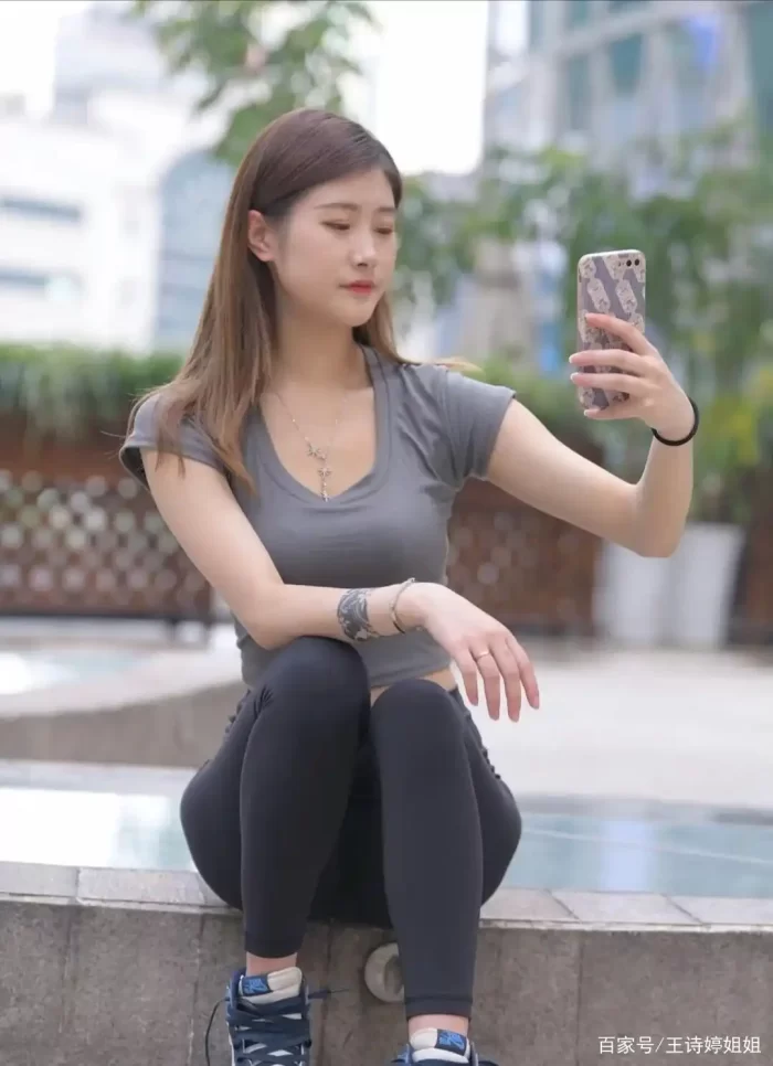 图片[2]-有小虎牙非常甜美的瑜伽裤女孩-七七小屋