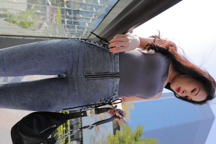 漂亮的紧身牛仔裤长发女孩【474P】00059-七七小屋