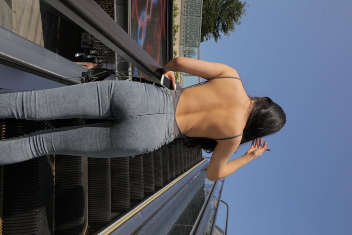 漂亮的紧身牛仔裤长发女孩【474P】00059-七七小屋