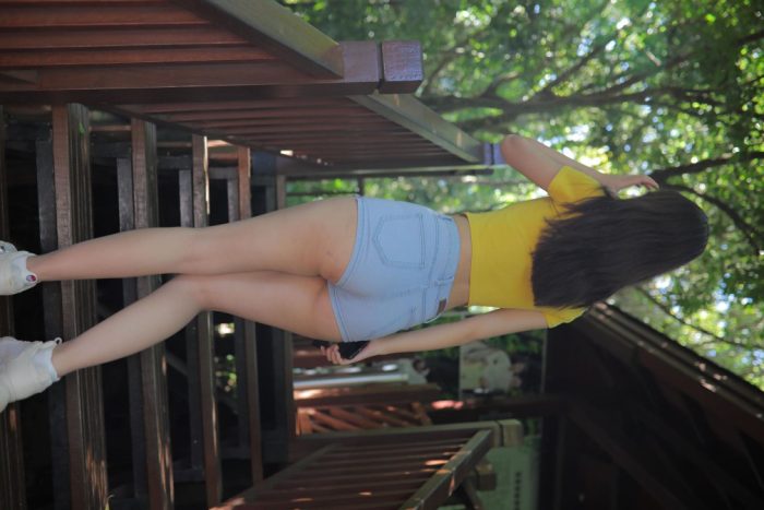 在户外散心的紧身牛仔短裤女孩【536P】00048-七七小屋