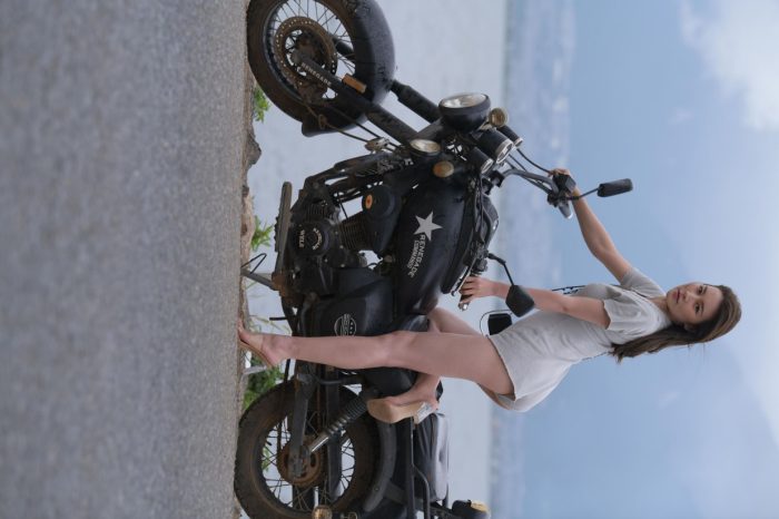 阴雨天在海边骑车的长发女人【156P】00044-七七小屋