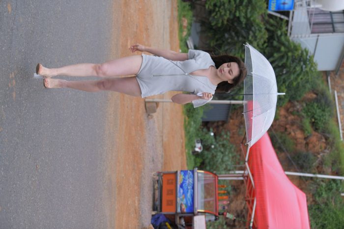 阴雨天在海边骑车的长发女人【156P】00044-七七小屋