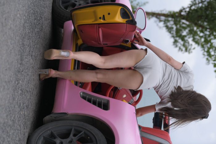 在海边开跑车的连衣短裤女孩【390P】00030-七七小屋