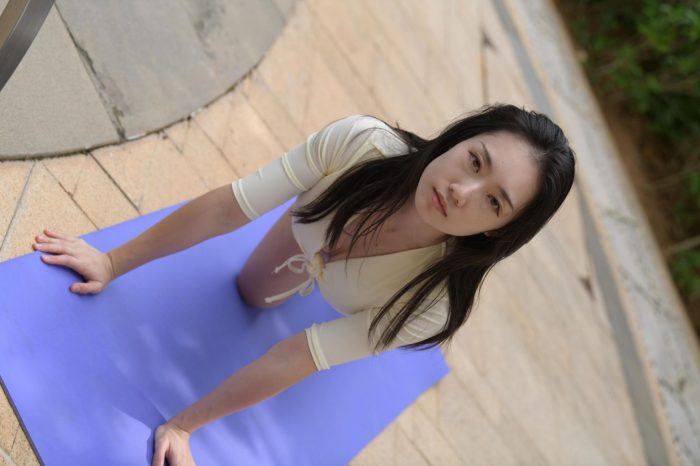 游泳池旁边的比基尼女生【327P】00042-七七小屋