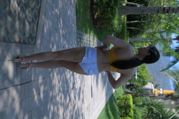 在海南度假的紧身白色短裤女孩【202P】00033-七七小屋