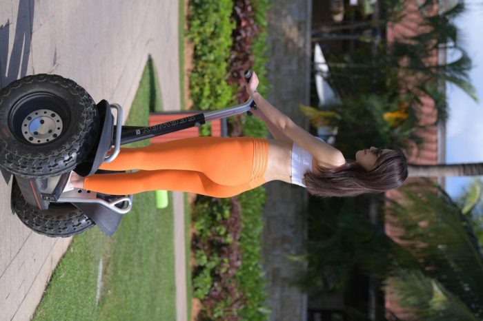 骑着平衡车的橘黄色瑜伽裤妹妹【620P】00054-七七小屋