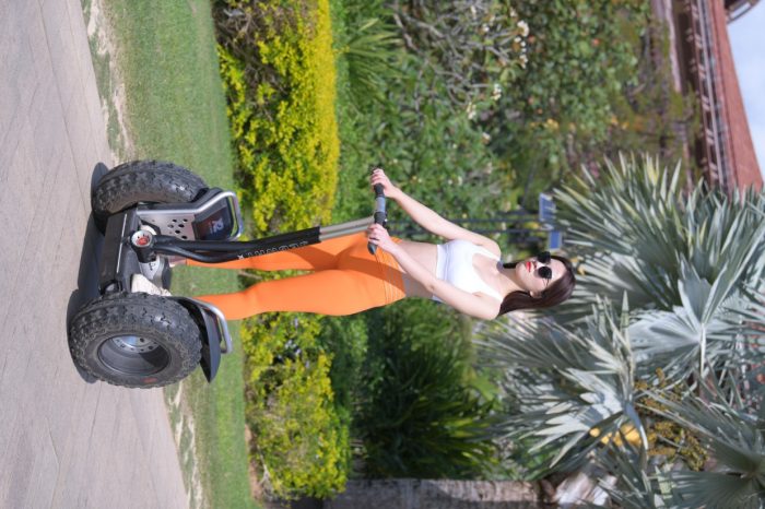 骑着平衡车的橘黄色瑜伽裤妹妹【620P】00054-七七小屋