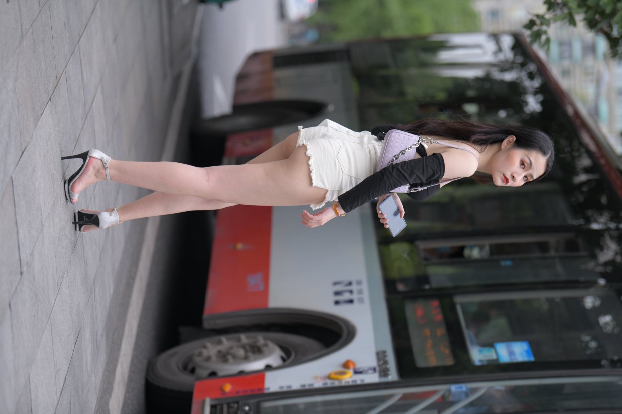 图片[3]-长发飘飘的白色热裤美丽女孩【49P】00029-七七小屋