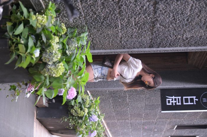 戴太阳镜的牛仔短裤紧身牛仔MM【167P】00021-七七小屋