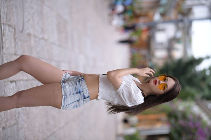 戴太阳镜的牛仔短裤紧身牛仔MM【167P】00021-七七小屋