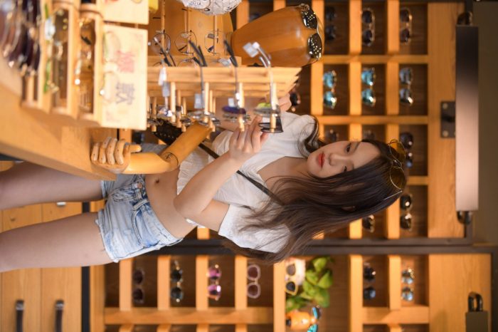 头戴花环的南方姑娘身穿紧身牛仔短裤【161P】00028-七七小屋