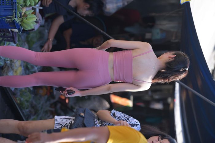 粉色的甜美瑜伽裤女孩在逛街【372P】00057-七七小屋