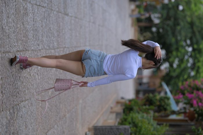 紧身牛仔短裤骑自行车的漂亮女孩【588P】00053-七七小屋