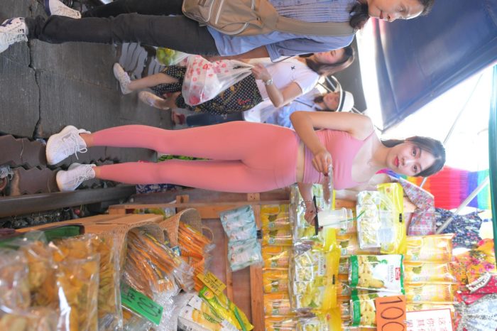 粉色的甜美瑜伽裤女孩在逛街【372P】00057-七七小屋