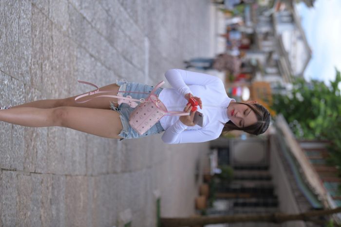 紧身牛仔短裤骑自行车的漂亮女孩【588P】00053-七七小屋