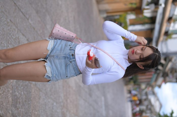 紧身牛仔短裤骑自行车的漂亮女孩【588P】00053-七七小屋