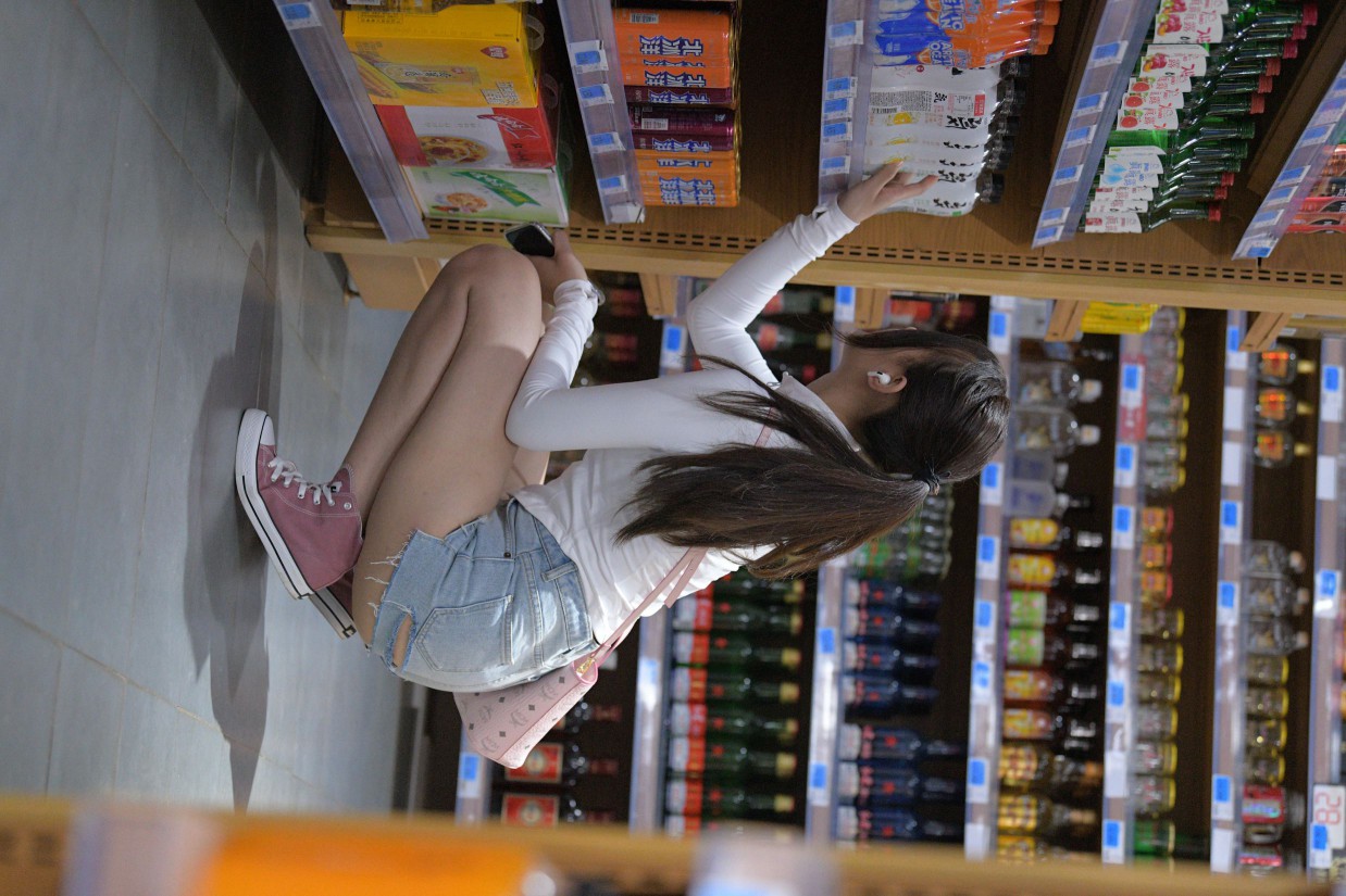 图片[5]-紧身牛仔短裤骑自行车的漂亮女孩【588P】00053-七七小屋