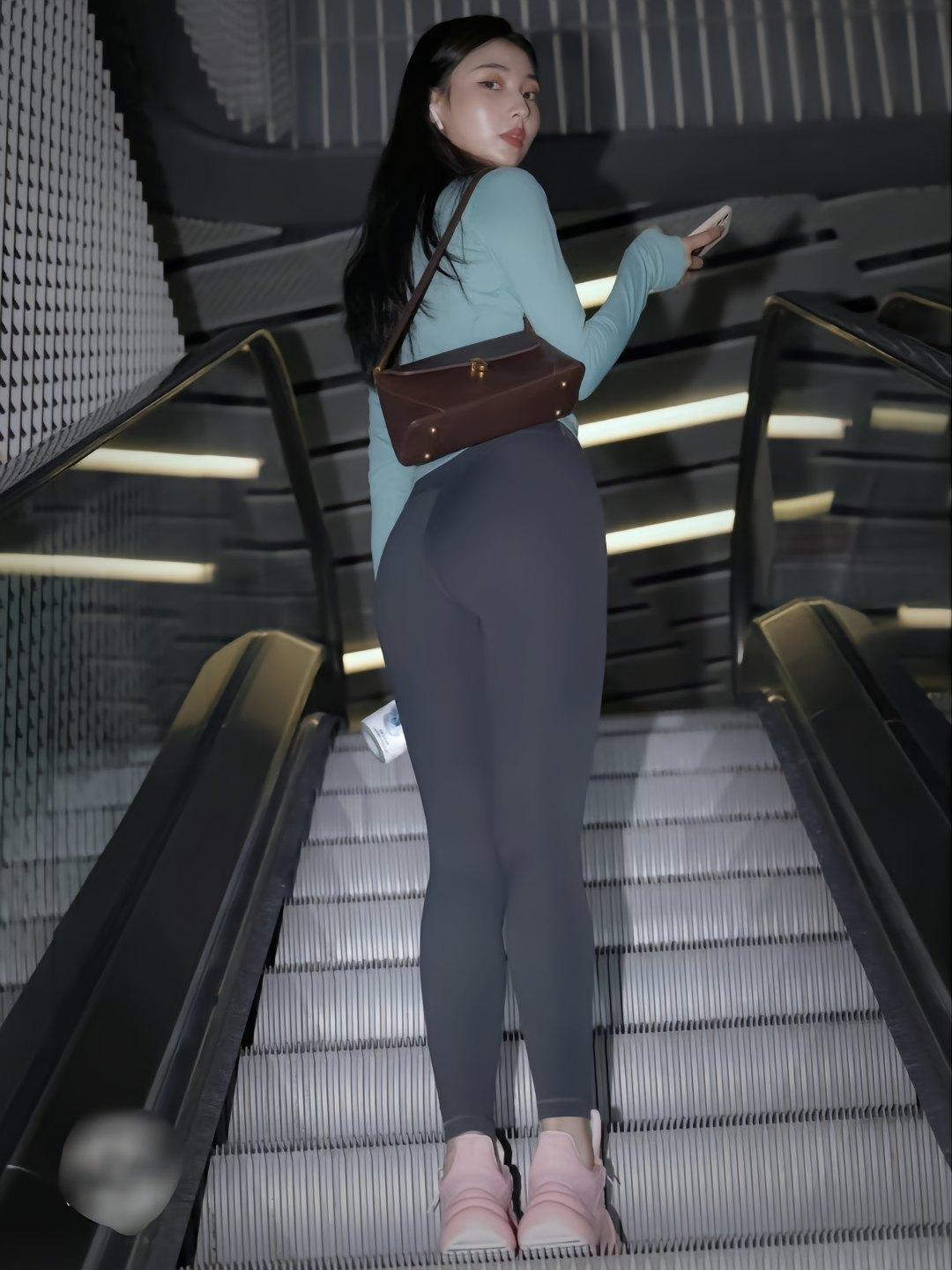 图片[1]-晚上逛商场的瑜伽裤漂亮女孩J2244 225P2V-15.1GB-七七小屋