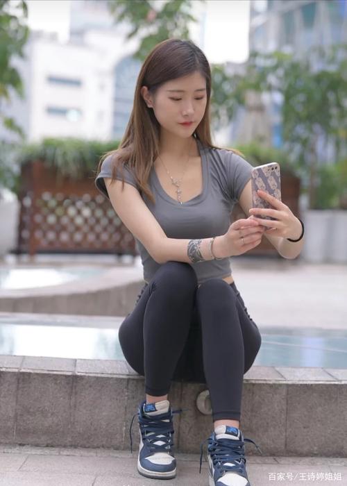 图片[1]-有小虎牙非常甜美的瑜伽裤女孩-七七小屋