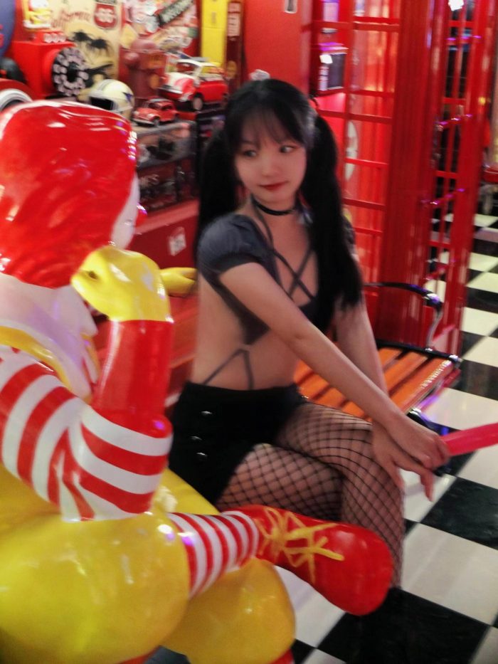 网格丝袜的清纯双马尾小姑娘-七七小屋