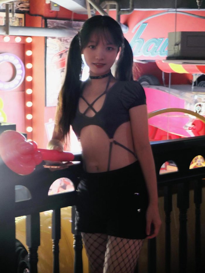 网格丝袜的清纯双马尾小姑娘-七七小屋