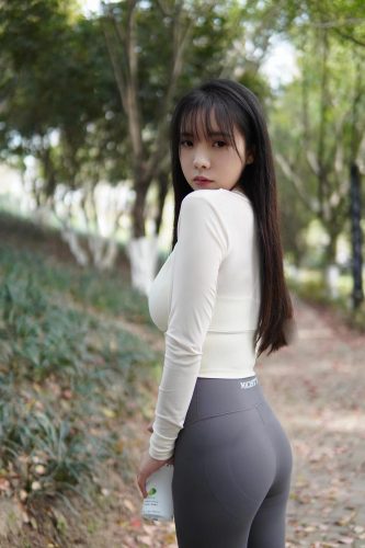 图片[9]-穿瑜伽裤爬山的长发少女-七七小屋