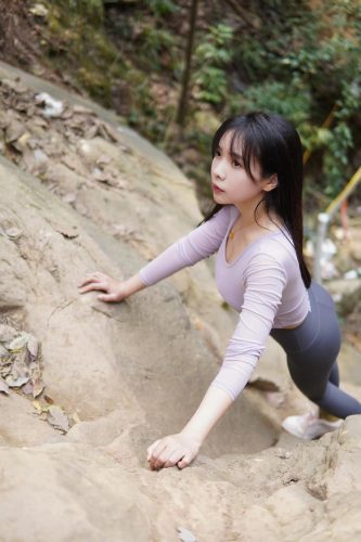 图片[8]-穿瑜伽裤爬山的长发少女-七七小屋