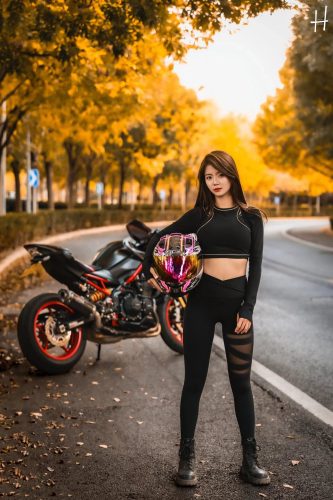 图片[1]-骑摩托车的瑜伽裤美女身材太好了！-七七小屋